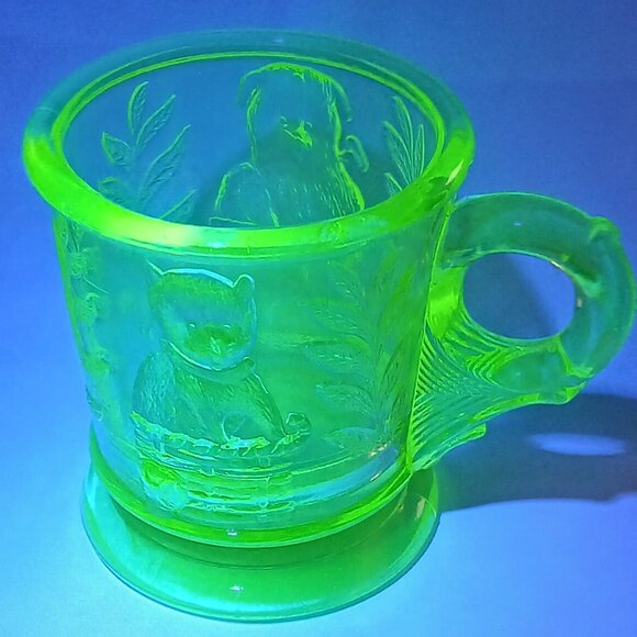 Vintage Vaseline Uranium Glass Childs Mug Cup Cat in Basket dog FLAW CHIP - Picture 3 of 16